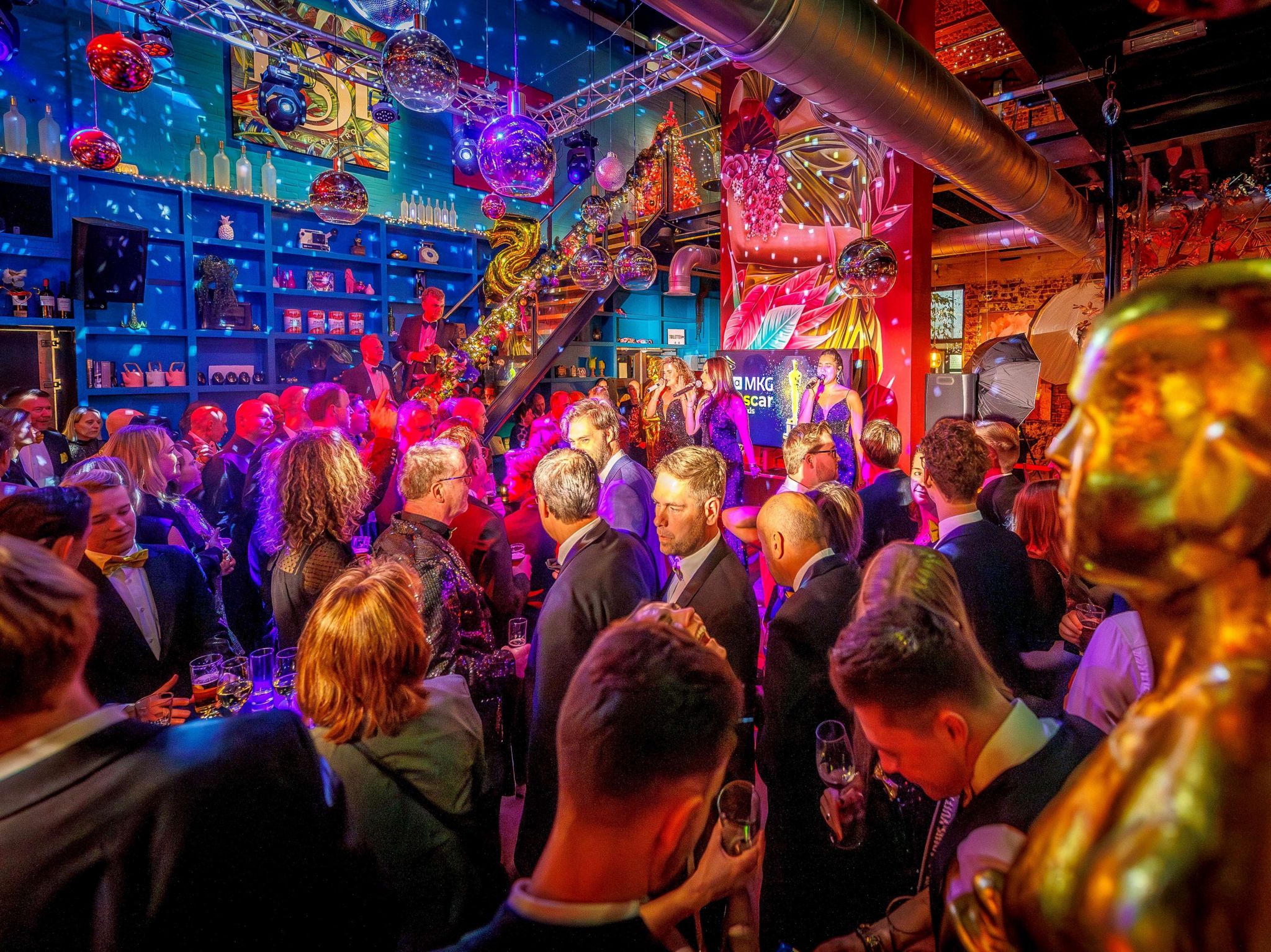 Feestavond-lusthengelo-verlichting-kleurrijk-hengelo-centraal-dj